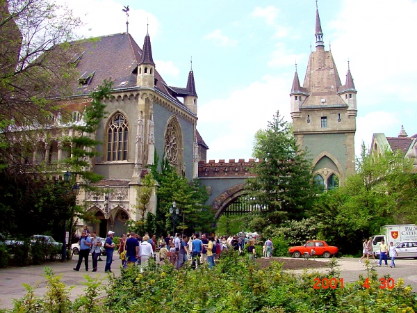 Zdjęcie z Węgier - zamek Vaydahunyad; architektoniczny zlepek przeróżnych stylów