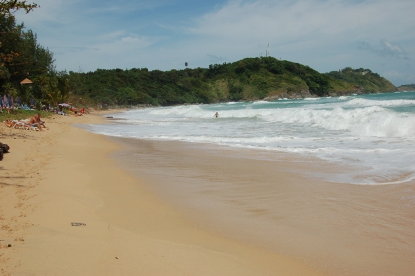 Zdjęcie z Tajlandii - Fale na plaży Nai Harn