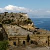 Zdjęcie z Grecji - widok na dawne koszary z niewidocznej z miasta strony Twierdzy 