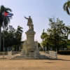 Zdjęcie z Kuby - na głównym placu spogląda z wysoka Jose Marti