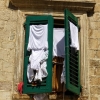 Zdjęcie z Czarnogóry - średniowieczna klimatyzacja - czyli mokre pranie w oknie :))