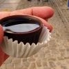 Zdjęcie z Portugalii - w Óbidos, pija sie ginję z malutkich czekoladowych naczynek: takich  kieliszków bez nóżki 