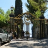 Zdjęcie z Francji - wejście do Chateau de la Chevre d Or (Pałac Złotej Kozy); jest to jeden z najbardziej znanych 