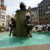 Zdjęcie z Niemiec - Fischbrunnen - fontanna z rzeźbą ryby, nawiązuje do przeszłości, gdy Marienplatz służył jako miejsce