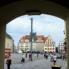 Zdjęcie z Niemiec - spojrzenie na rynek główny z pod arkad Starego Ratusza